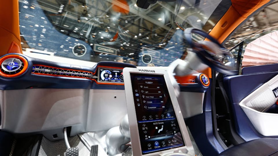 Die Innenseite eines selbstfahrenden Autos, welches am Automobilsalon in Genf ausgestellt wurde am 4. März 2015.