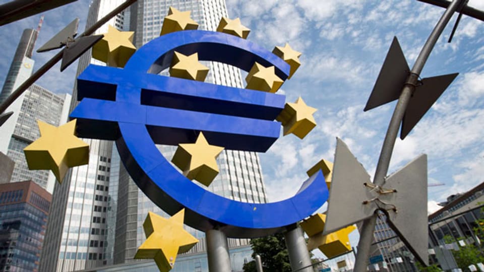 Euro-Logo am Eingang der EZB in Frankfurt.