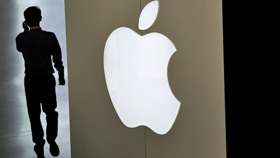 Logo von Apple. Amerikanische Firmen zieht es derzeit nach Europa: Nicht um hier zu produzieren, sondern um sich hier zu verschulden.