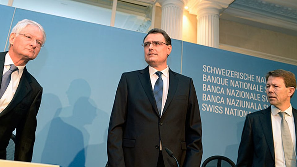 Das SNB-Direktorium. Noch hat die SNB nicht entschieden, welche der bundesnahen Betriebe künftig auf ihren Bargeldreserven ebenfalls Negativzinsen entrichten müssen. Die Richtung ist aber klar: Künftig herrschen für alle die gleichen, unvorteilhaften Zins-Bedingungen herrschen.