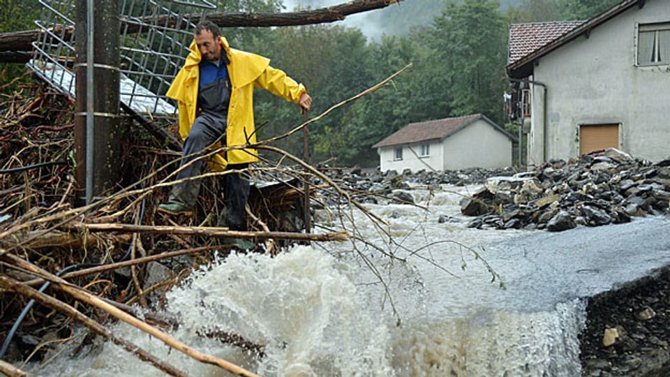 Die Prognosen sind düster:  Die Anzahl der Naturkatastrophen dürfte weiter zunehmen - und auch die Schäden dürften wieder steigen. Bild: Die Ortschaft Montoggio bei Genua nach einem Unwetter im letzten Oktober.