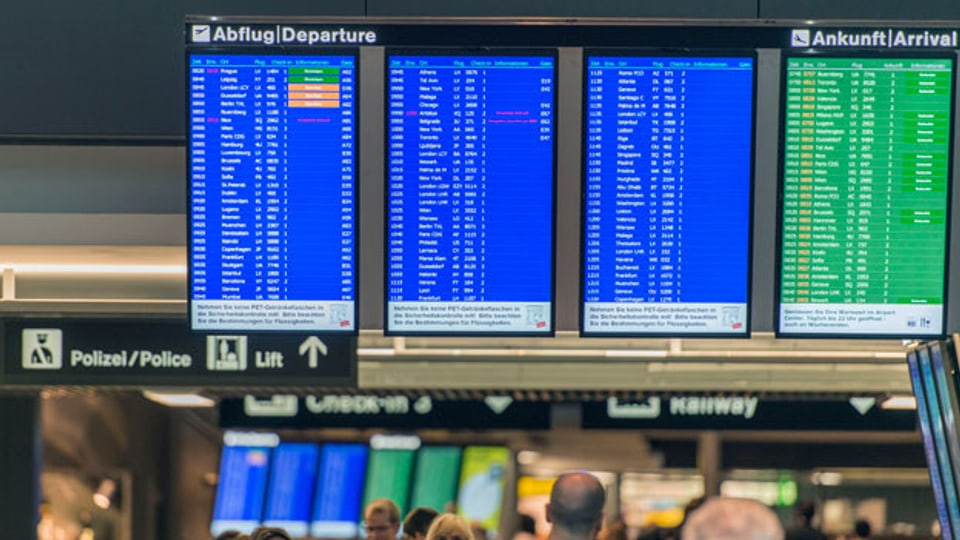 Abflug- und Ankunftstafeln im Flughafen Zürich, Juli 2014.