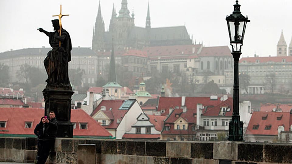 Blick über Prag. Tschechien liegt attraktiv – mitten in Europa, an Deutschland und Österreich angrenzend und nach wie vor mit guten Beziehungen ostwärts bis nach Russland. Die Leute sind gut ausgebildet und die Arbeit ist viel billiger als in der Schweiz.