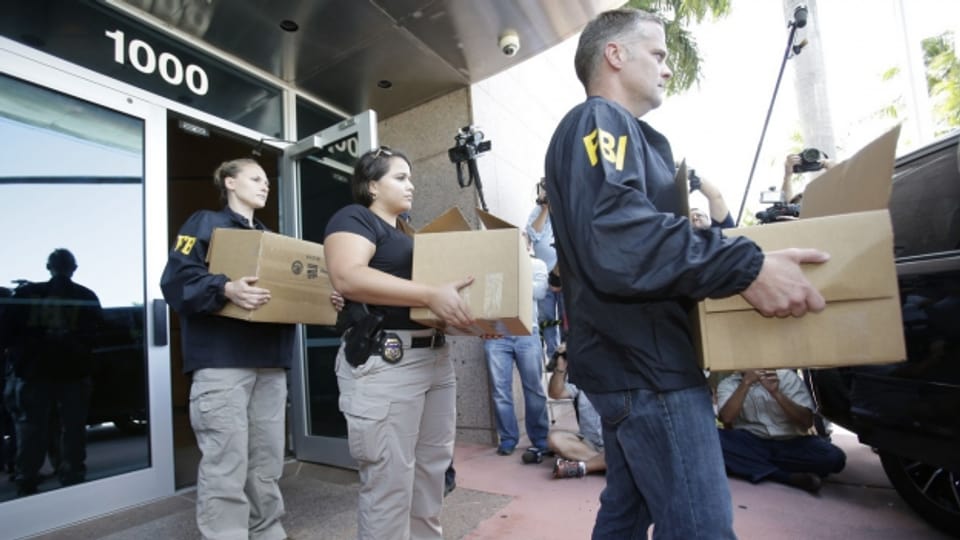FBI-Beamte durchsuchen den Hauptsitz des CONCACAF in Florida.