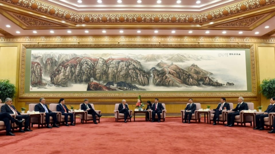 Bundesrat Schneider-Ammann spricht an der Unterzeichnungs-Zeremonie mit dem chinesischen Präsidenten Xi Jinping.