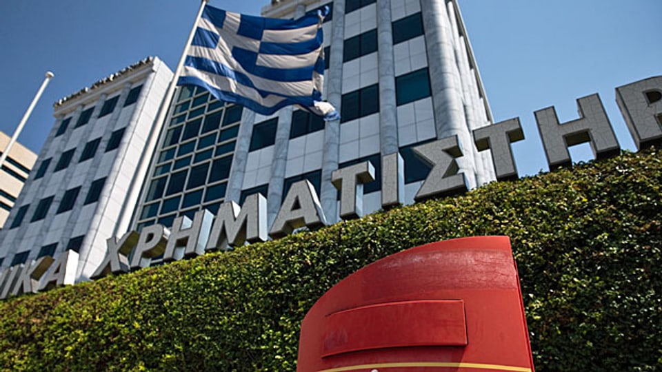 Absturz mit Ansage: In Griechenland öffnet die Börse nach einem gutem Monat Zwangspause und sackt dann um 23 Prozent ab.