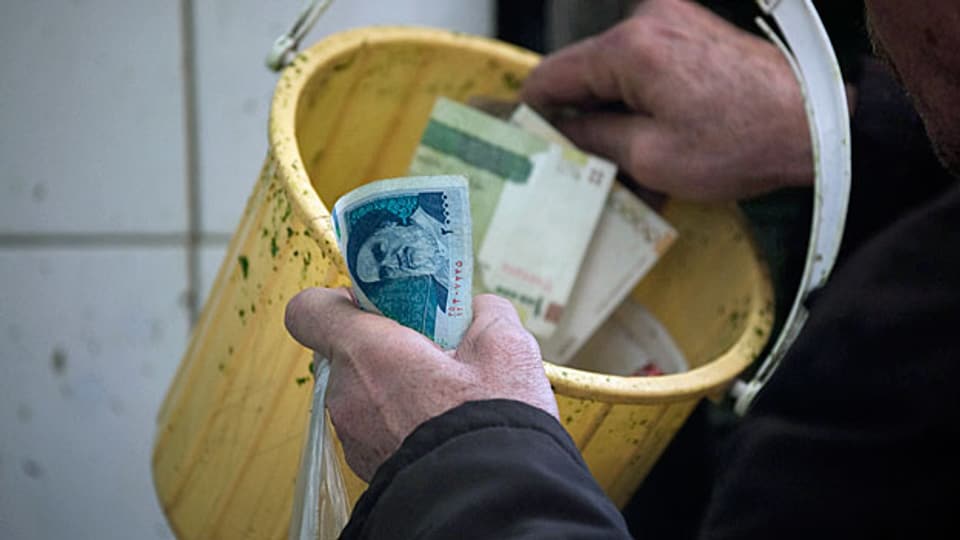 Seit gut drei Jahren ist der Iran von den internationalen Finanzströmen fast vollständig abgeschnitten. Geld kann weder ins Ausland überwiesen noch von dort empfangen werden.