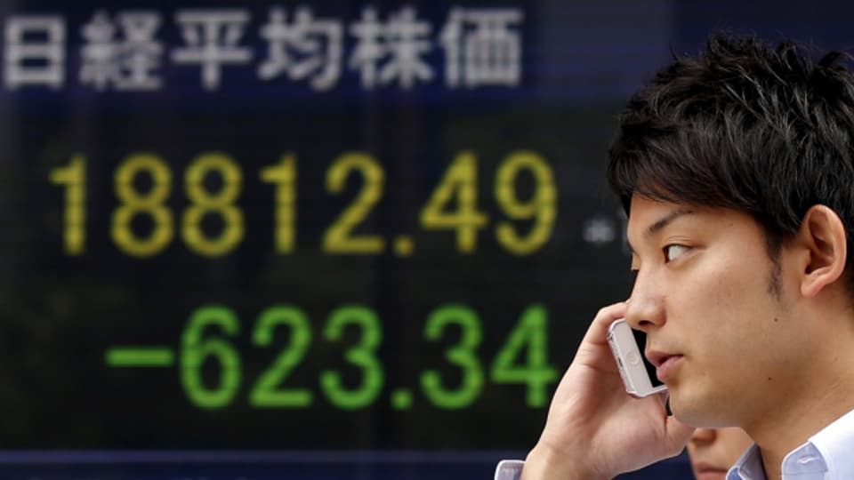 Folgen des chinesischen Börsencrashs auch in Japan: Börsenmakler in Tokio