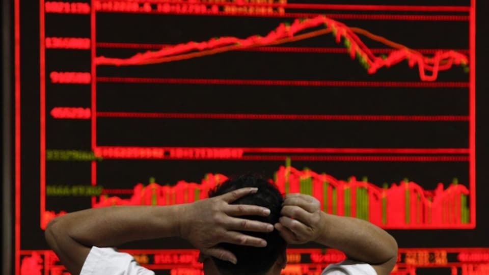 Die Händler beobachten nervös die Bewegungen an Chinas Börsen.