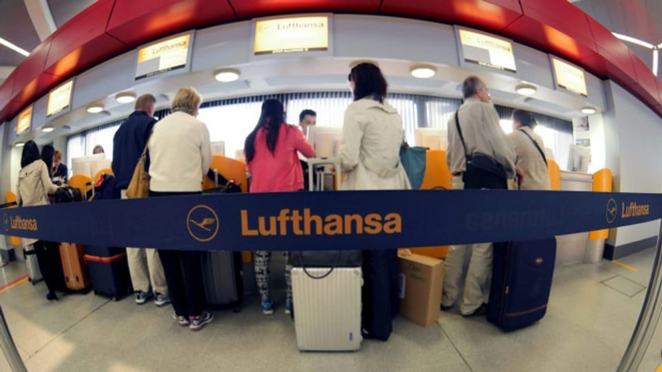 Ein Lufthansa-Schalter am Flughafen Tegel in Berlin.