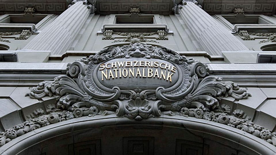Der Schweizer Franken sei immer noch überbewertet, sagt die Nationalbank und ändert ihre Strategie - nicht.