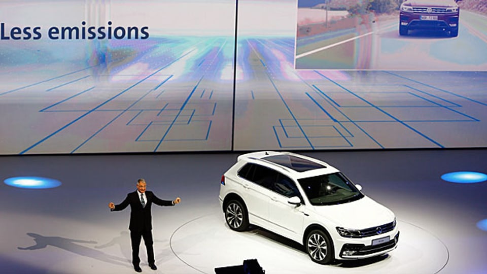 «Less Emissions», weniger Emissionen - Werbeveranstaltung am 14. September in Frankfurt. VW wird in nächster Zukunft vielleicht einen Werbeslogan wählen, der weniger Rückfragen provoziert.