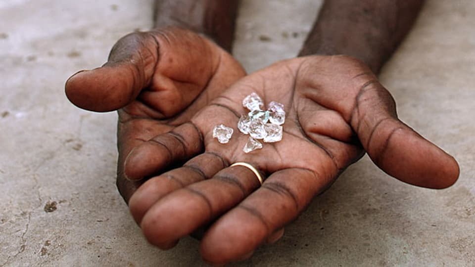 Absolute Sicherheit gibt es nicht, da das Diamantengeschäft international ist. Seit 2002 gibt es für Rohdiamanten zwar das «Kimberley-Zertifikat»: Herkunftsländer müssen bestätigen, dass beim Handel mit ihren ungeschliffenen Diamanten keine Rebellengruppen daran verdienen. Doch gerade das ist der Schwachpunkt - denn nicht nur Rebellengruppen morden und plündern.