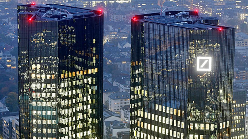 Wegen milliardenschwerer Abschreibungen im Investmentbanking erlitt die Deutsche Bank im 3. Quartal einen Verlust von sechs Milliarden Euro. Bild: DB-Hauptsitz in Frankfurt am Main.