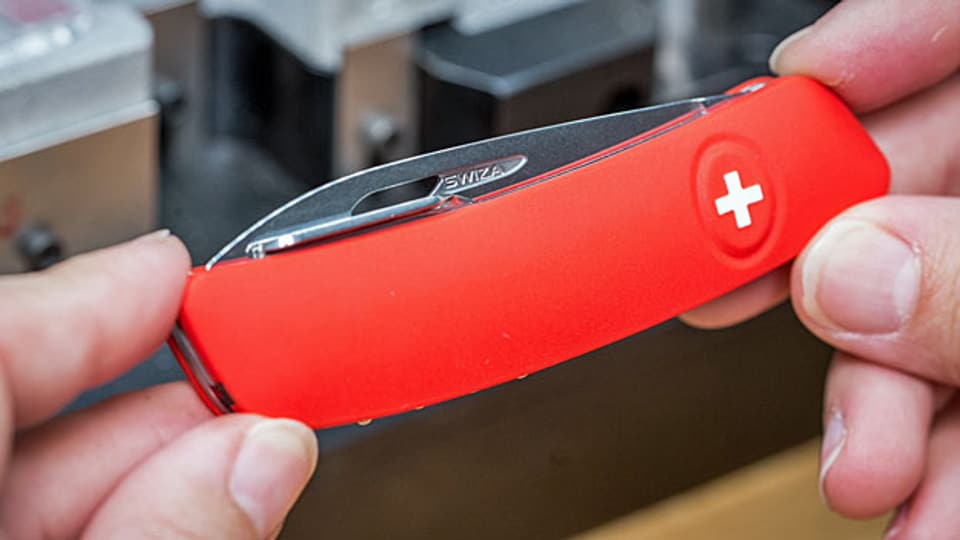 Im Moment gibt es erst einige tausend Swiza-Messer auf dem Markt, in ein paar Jahren will das Unternehmen aus Delsberg über 100‘000 Messer produzieren. Als Konkurrentin der Schwyzer Firma Victorinox sieht man sich aber nicht.