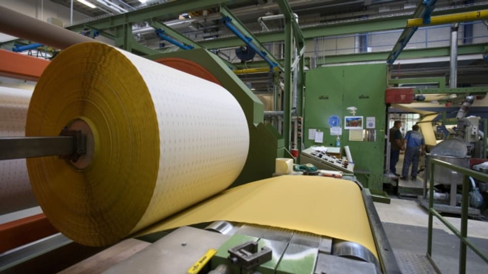 Eine Rolle Schleifpapier in der Produktionsstätte der sia Abrasives Holding AG in Frauenfeld im Kanton Thurgau.