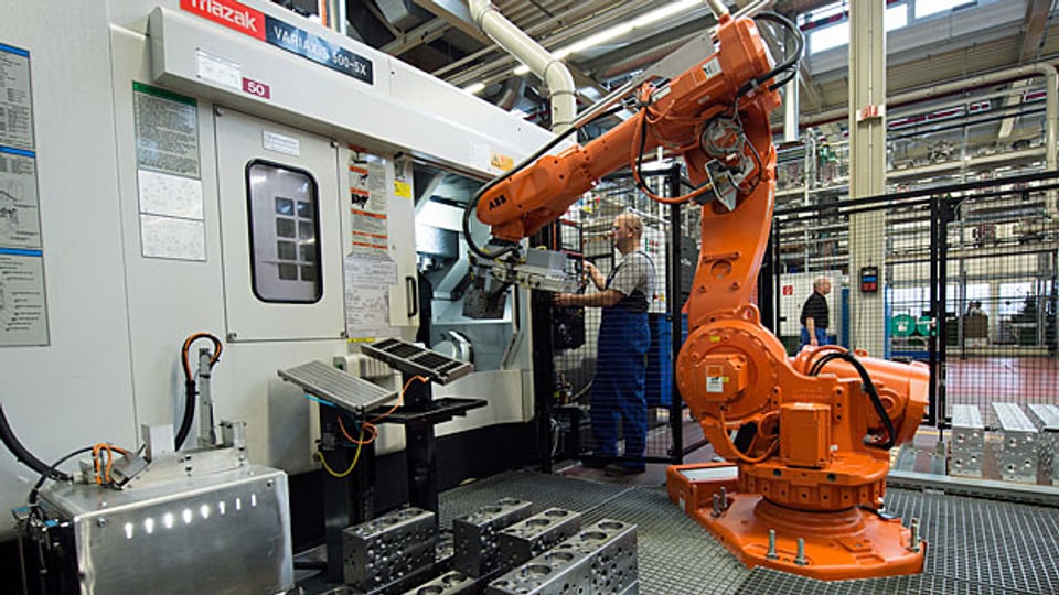 Niemand ist unersetzlich: Künstliche Intelligenz und Roboter bedrohen Arbeitsplätze – Thema auch für die Gewerkschaften. Bild: Produktionshalle bei Bucher Hydraulics im Berner Oberland.