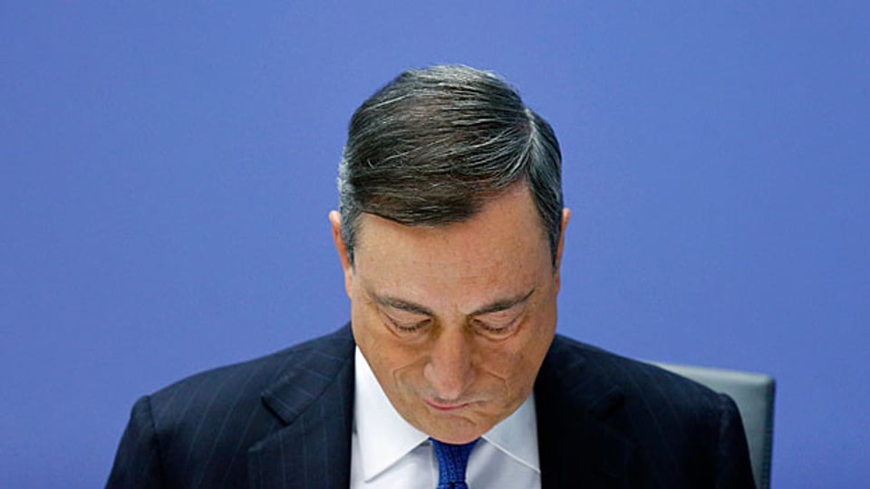 Die EZB pumpt langfristig nochmals 360 Milliarden Euro in den Markt. Mario Draghi begründet den Entscheid damit, dass das bisherige Programm Wirkung gezeigt habe. So schwäche es den Euro, und es fördere den wirtschaftlichen Aufschwung.