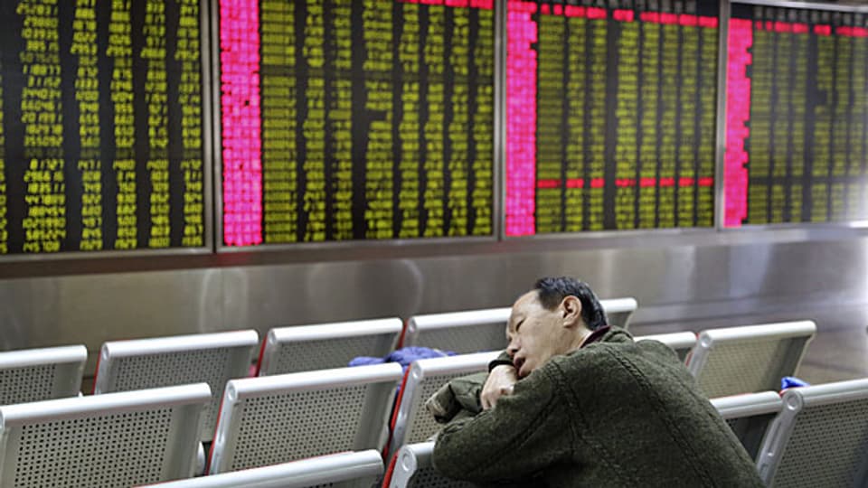 Nach einem Einbruch von mehr als sieben Prozent an Chinas Börsen ist der Aktienhandel am Montag für den Rest des Tages ausgesetzt worden.