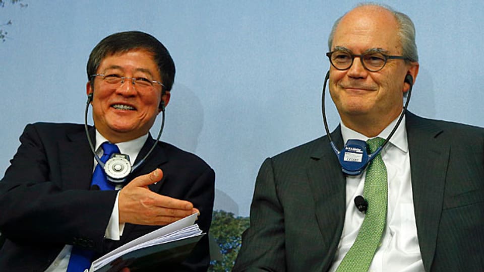 Ein chinesischer Coup, als das wird die Übernahme der Syngenta in Europa gesehen.  Bild: Der chinesische ChemChina-Präsident  Ren Jianxin und Syngenta-Präsident Michel Demaré.