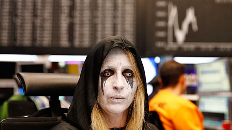 Die Frankfurter Börse hat einen «schwarzen Montag» erlebt. Diese Börsenhändlerin ist am Dienstag in ihrem Fasnachtskostüm zur Arbeit erschienen. Schwarze Tränen?