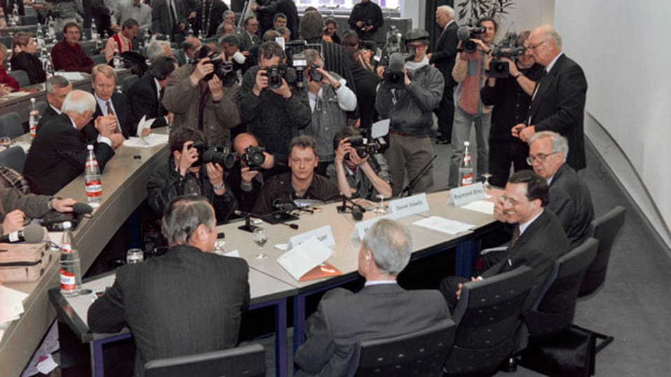 Die Pressekonferenz zur Fusion von Ciba und Sandoz zu Novartis in Basel am 7. Maerz 1996.