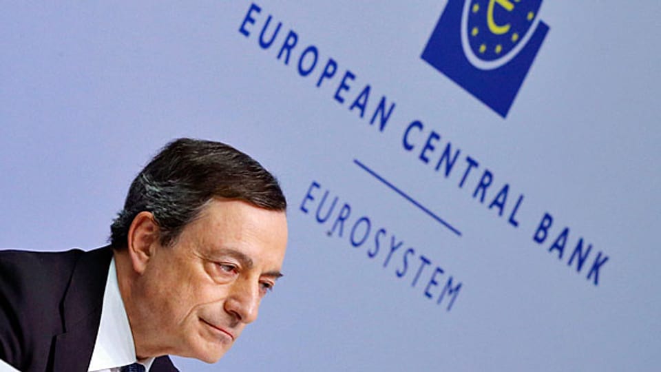 Im Kampf gegen die Wachstumsschwäche und die Mini-Inflation greift die Europäische Zentralbank zu starken Mitteln. EZB-Chef Mario Draghi öffnet die Geldschleusen weit.
