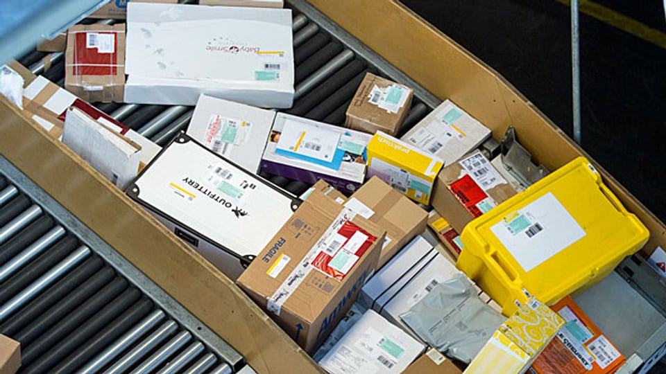Jeden Tag 20‘000 Pakete aus China; fast ein Drittel aller Sendungen, die im Postzentrum Zürich-Müllingen verarbeitet werden. Die meisten stammen von der Onlinehändlerin Alibaba.