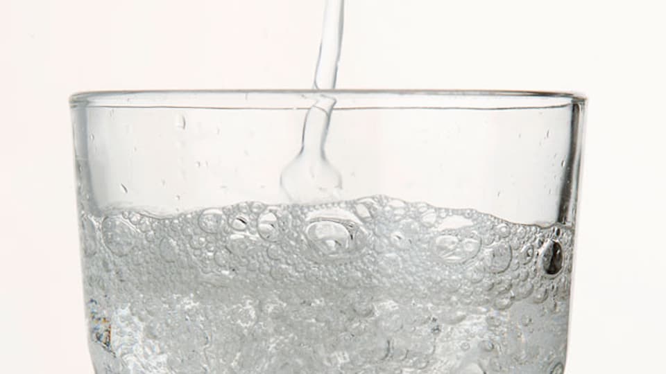 Die Schweizer und Schweizerinnen trinken immer mehr ausländisches Mineralwasser.