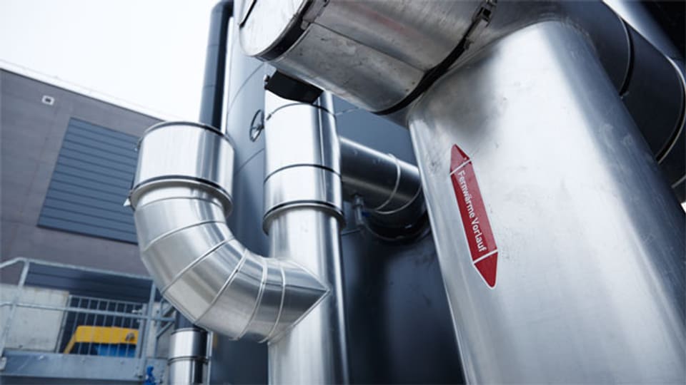 In diesen Wärmespeicher-Tanks im Hybridwerk Aarmatt wird Wasser mit der Wärme aus der Kehrichtverbrennung erhitzt und gespeichert, bevor es bei Bedarf ins Fernwärmenetz Solothurn eingespeist wird.