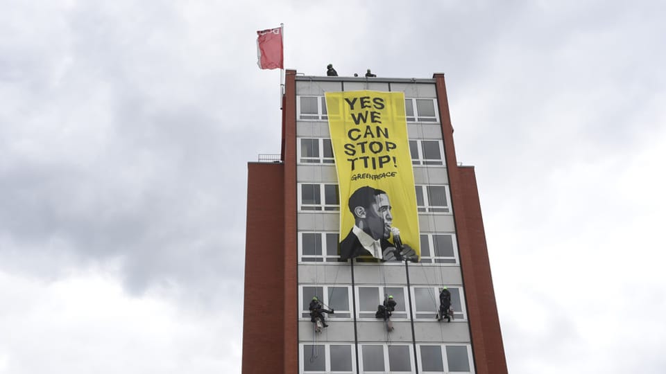 Greenpeace gegen das Freihandelsabkommen: Aktion vor dem Besuch des US-Präsidenten in Hannover am 23.04.2016.