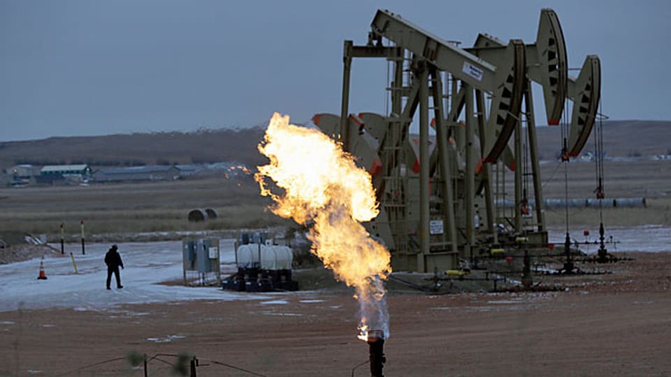 Bleibt der Ölpreis noch lange tief und investieren die Ölkonzerne nicht in die Exploration, könnte es ab 2035 knapp werden mit den Ölvorräten, schätzt ein Beratungsunternehmen.
