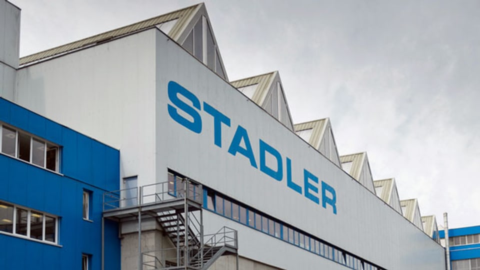 Das Firmenlogo der Stadler Rail am Hauptsitz in Bussnang.