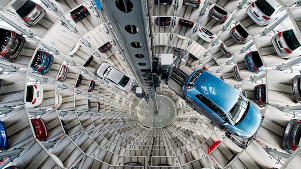 Neue Volkswagenautos in einem Autoturm von VW in Wolfsburg, Deutschland im 2016.