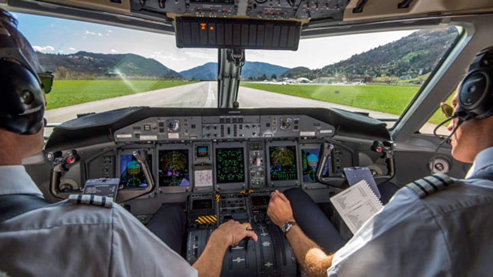 Piloten im Cockpit auf der Landebahn des Flughafens von Lugano-Agno.