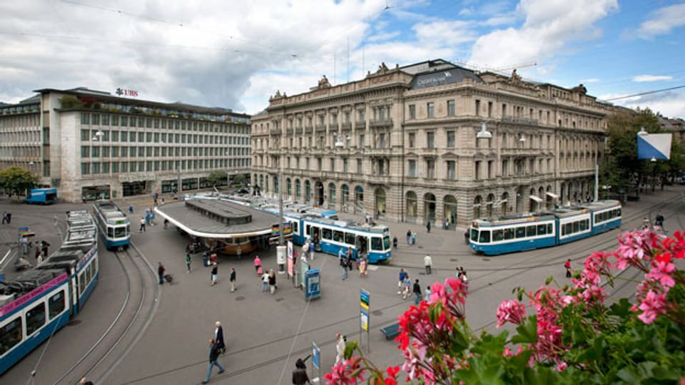 Zürich, Paradeplatz. Direkt am Paradeplatz befinden sich unter anderem die beiden Schweizer Grossbanken UBS und Credit Suisse. In der näheren Umgebung befinden sich weiterer Banken.