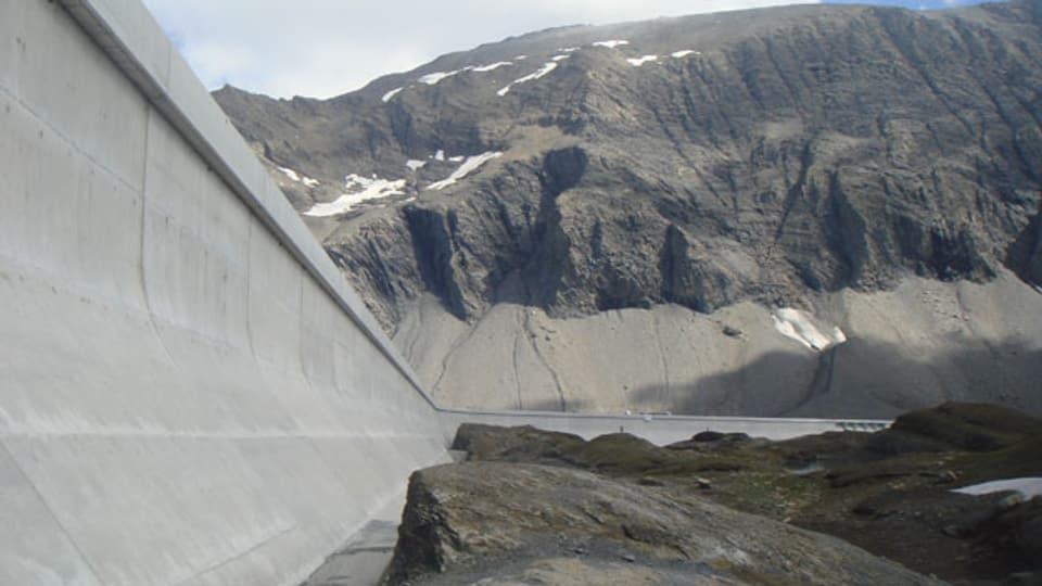 Mit einer Länge von über einem Kilometer ist die Muttsee-Staumauer die längste in der ganzen Schweiz.