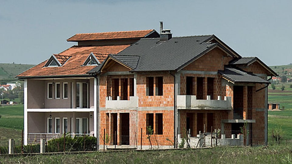 Ein Notverkauf des Hauses in der alten Heimat ist eine Möglichkeit, um über die Runde zu kommen. Ein Blick auf die Immobilienmärkte in Südeuropa zeigt aber: Die Preise sind wegen der Krise am Boden, abgelegene Häuser gelten gar als unverkäuflich.