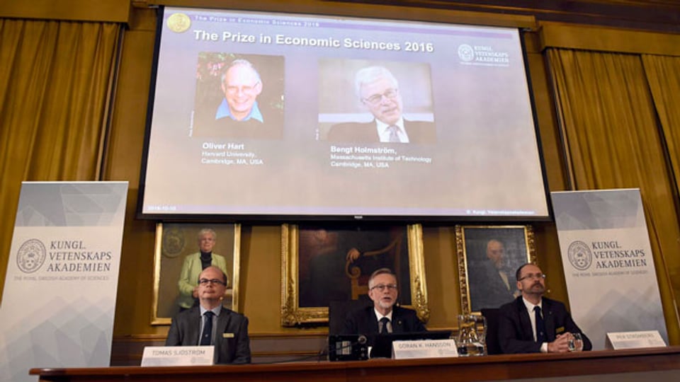 Oliver Hart und Bengt Holmström werden an der Medienkonferenz als Nobelpreis-Gewinner für Wirtschaft bekannt gegeben.