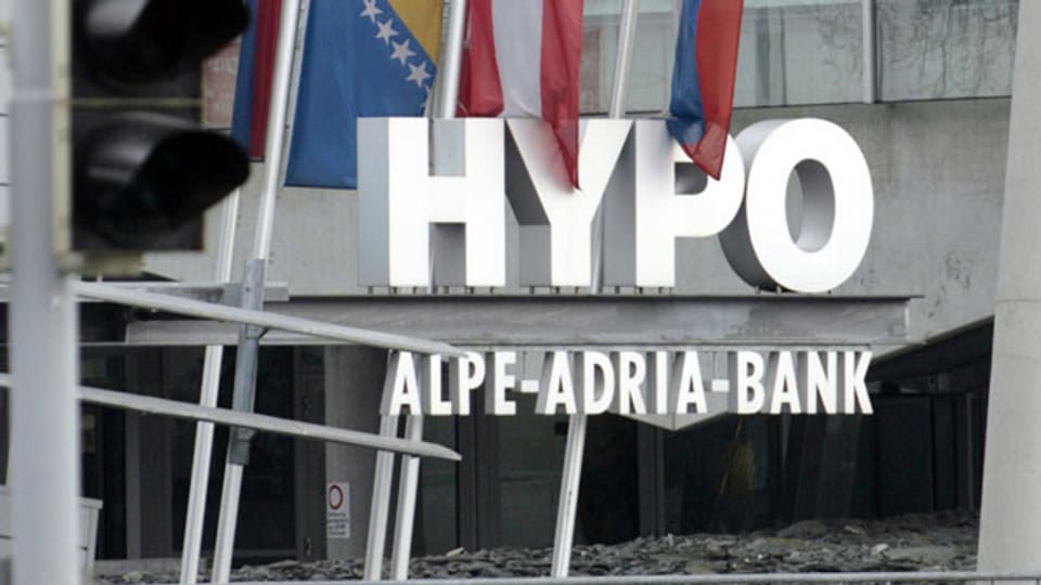 Das Logo an der Zentrale der Hypo Alpe-Adria-Bank in Klagenfurt, Österreich.