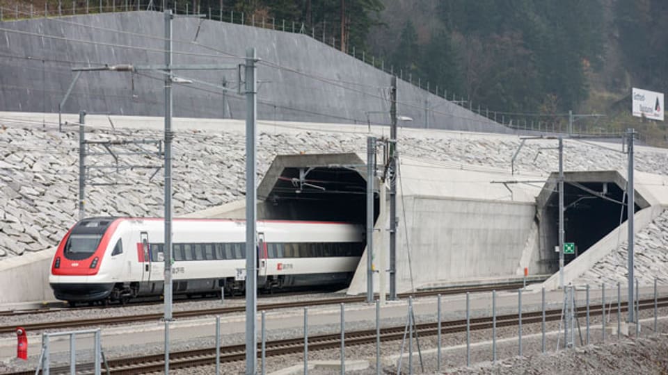 Ein Personenzug fährt ein im Tunnelportal Nord des Gotthard-Basistunnels am 14. November 2016.
