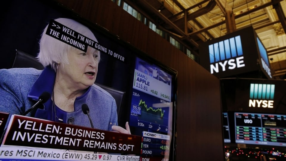 US-Notenbank-Chefin Janet Yellen verkündet die News, beobachtet in der New Yorker Börse.
