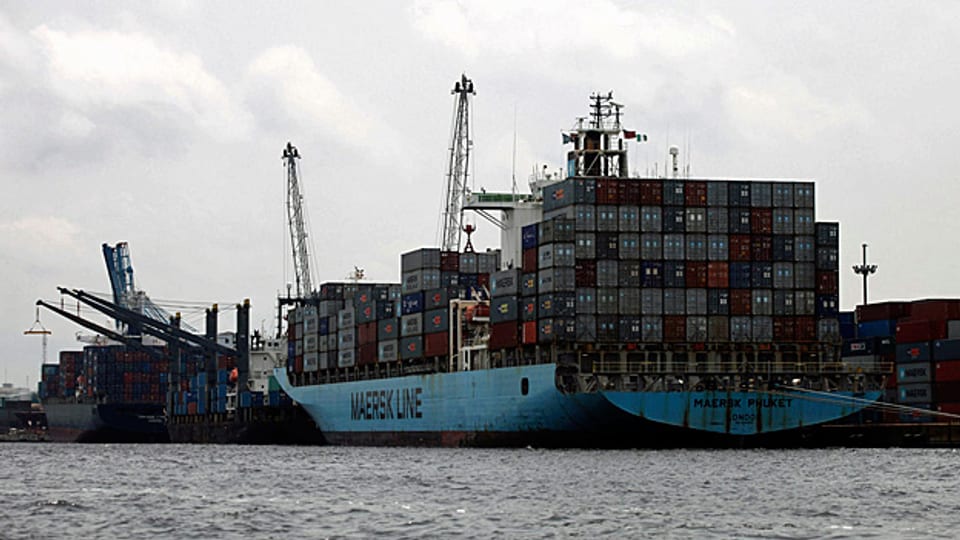 Weil Kenia sich lange gegen das Freihandelsabkommen sträubte, hat die EU vor gut zwei Jahren unter anderem bis zu elf Prozent Strafzölle für die kenanische Blumenindustrie erhoben. Bild: Container-Frachtschiff im Hafen der kenianischen Hauptstadt Lagos.