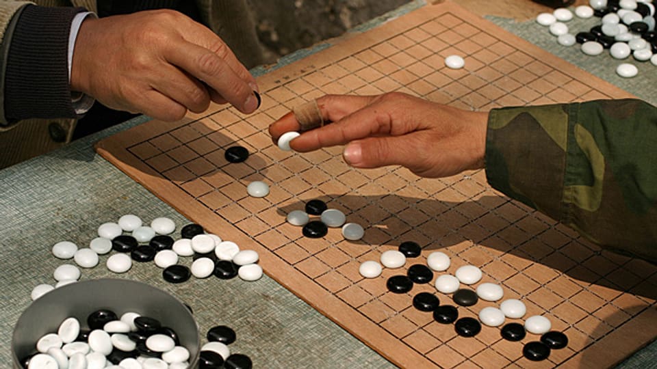 Das Vorgehen der Chinesen gleicht dem chinesischen Schachspiel WeiQi, hier auch bekannt als Go: Dabei geht es nicht darum, den Gegner zu vernichten, sondern all seine Figuren so einzukesseln, dass sie sich nicht mehr bewegen können.