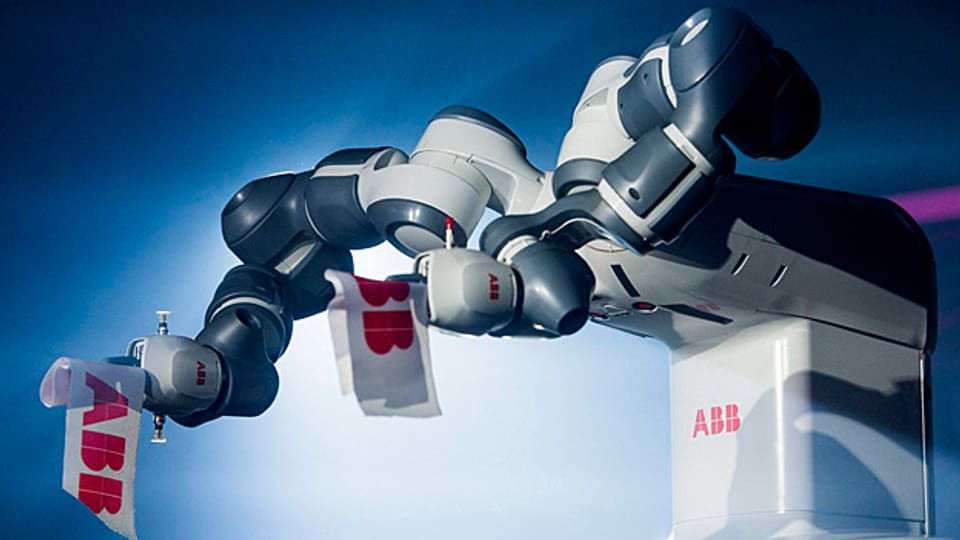 Von der neuen Roboter-Generation ist ABB-Chef Spiesshofer begeistert: Der neueRoboter heisst Yumi; er verrichtet nicht nur Arbeiten, sondern lernt stets dazu – dank Sensoren und Kameras.