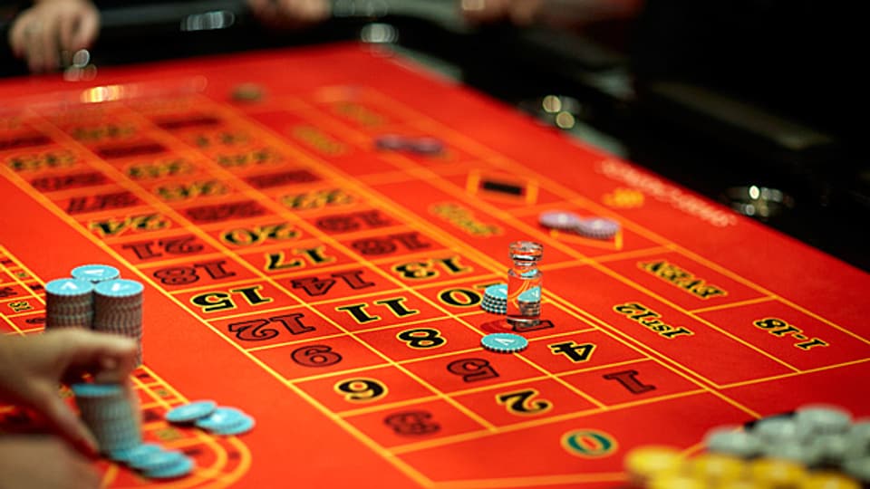 Das Argument des Schweizer Casinoverbandes gegen die Zulassung ausländischer Anbieter: Diese würden keine Abgaben an die AHV liefern und die Spieler nicht genügend vor Spielsucht schützen.