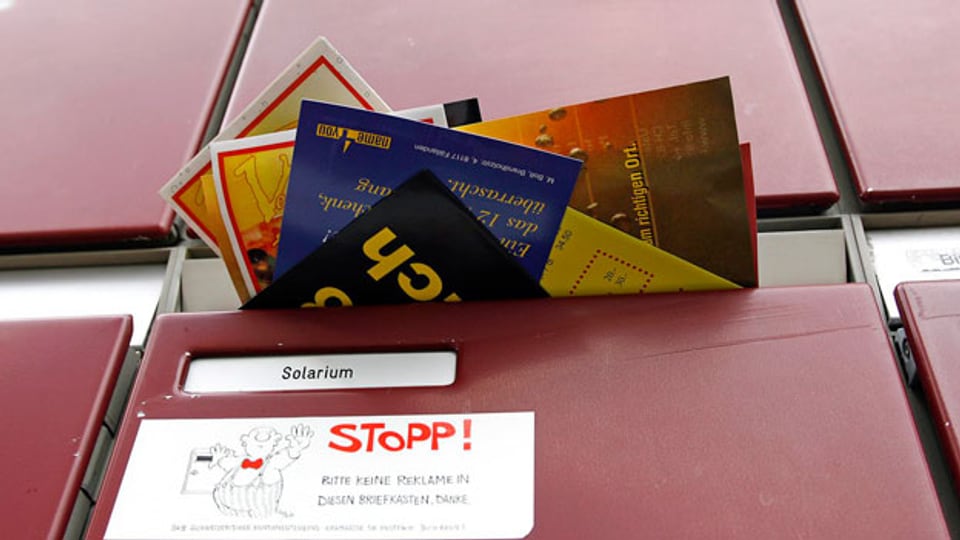 Ein Briefkasten eines Mehrfamilienhauses mit einem «STOPP bitte keine Reklame in diesen Briefkasten»-Kleber.