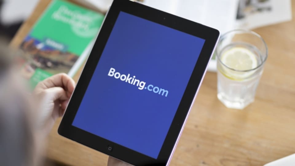 Booking.com ist heute Thema im Nationalrat. Und schon letzte Woche hat der Preisüberwacher ein Verfahren gegen booking.com eingeleitet. Bewertungen anschauen, Hotel buchen und das Zimmer bis zum letzten Moment stornieren können: So funktioniert die Online-Buchungsplattform. Für viele Hoteliers ist das ein Problem.