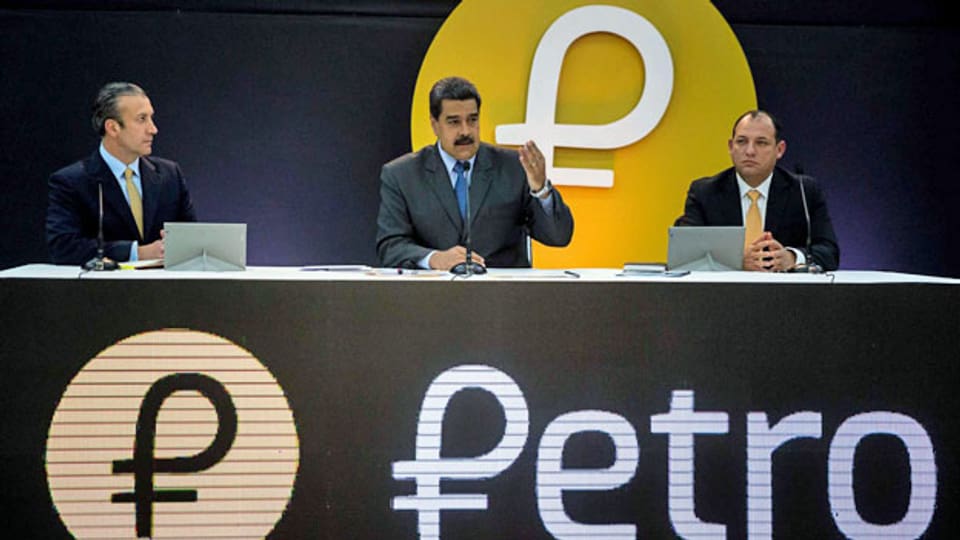 Venezuelas Präsident Nicolas Maduro präsentiert die staatliche venezolanische Kryptowährung Petro.