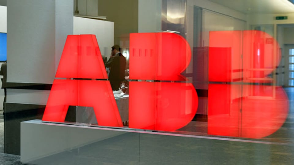 Logo der ABB in der Eingangshalle in Zürich.